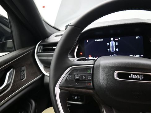 New 2025 Jeep Grand Cherokee Limited image 18