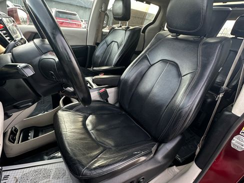 Used 2018 Chrysler Pacifica Touring-L Plus w/ Tire & Wheel Group image 17