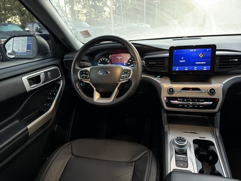 Used 2022 Ford Explorer XLT image 25