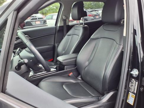 Used 2024 Kia Sportage EX image 3