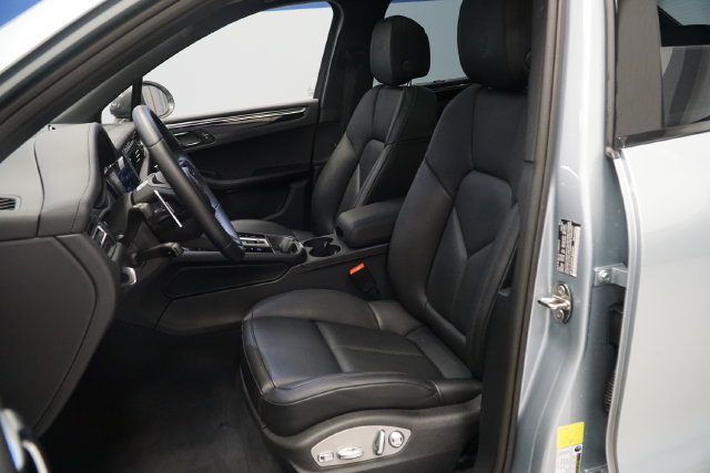 Certified 2026 Porsche Macan AWD/4WD image 5