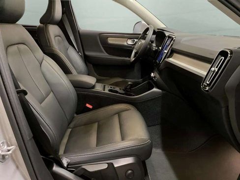 Used 2025 Volvo XC40 B5 Core image 79