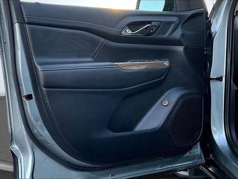 Used 2023 GMC Acadia SLE w/ Driver Convenience Package image 24