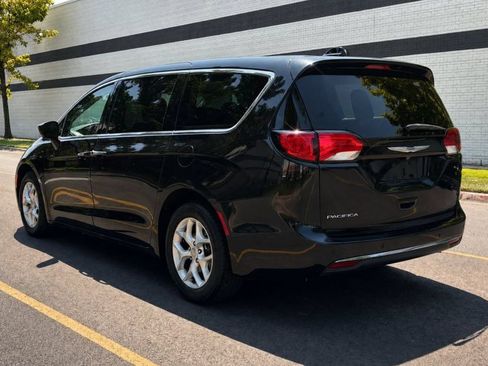 Used 2020 Chrysler Pacifica Touring w/ Tire & Wheel Group FWD image 3
