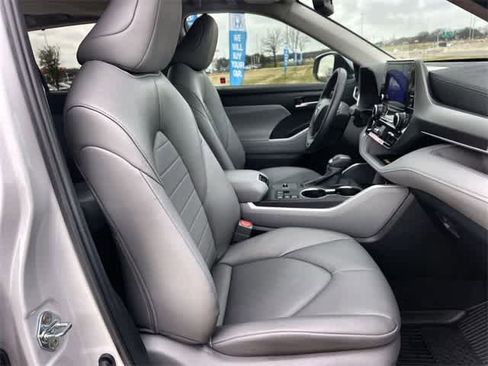 Used 2024 Toyota Highlander XLE image 12
