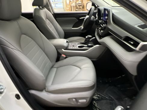 Used 2024 Toyota Highlander XLE AWD/4WD image 27