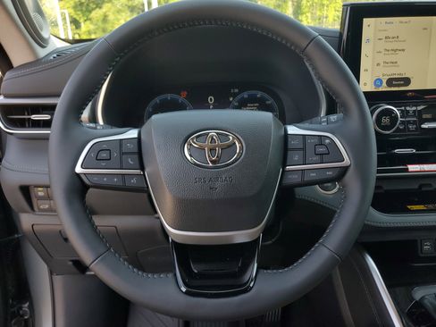 Used 2026 Toyota Highlander Limited AWD/4WD image 21