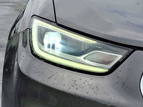 Used 2023 Chrysler Pacifica Touring-L FWD image 9