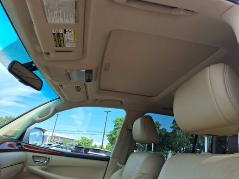 Used 2009 Lexus LX 570 4WD w/ Preferred Accessory Pkg image 4