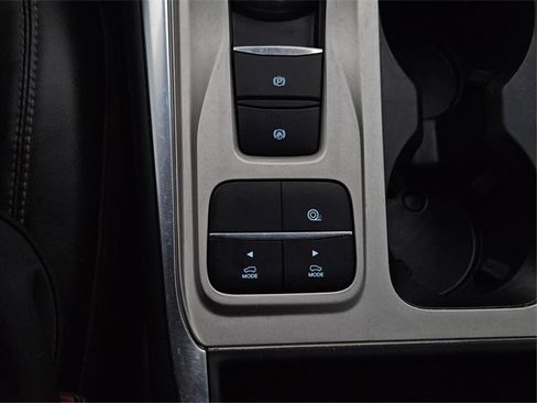 Used 2022 Ford Explorer XLT w/ Equipment Group 202A image 17