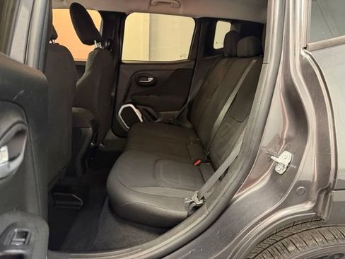 Used 2018 Jeep Renegade Latitude FWD image 27