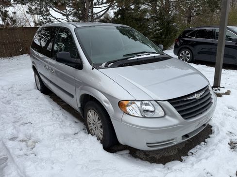 Used 2005 Chrysler Town & Country image 4