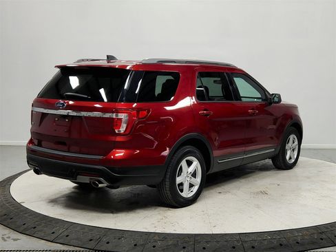 Used 2018 Ford Explorer XLT image 7
