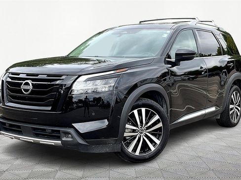 Used 2024 Nissan Pathfinder Platinum image 2