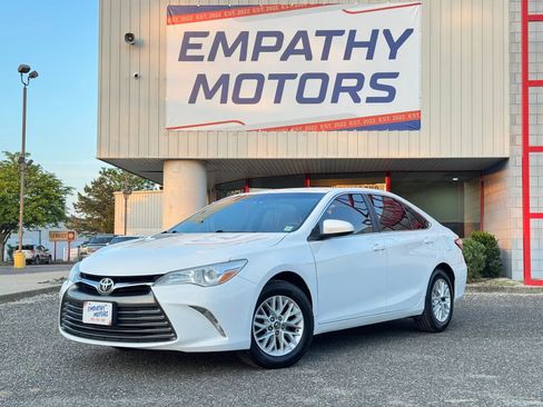 Used 2016 Toyota Camry LE FWD image 1