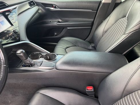 Used 2020 Toyota Camry SE FWD image 12