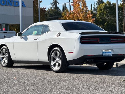Used 2015 Dodge Challenger SXT image 3
