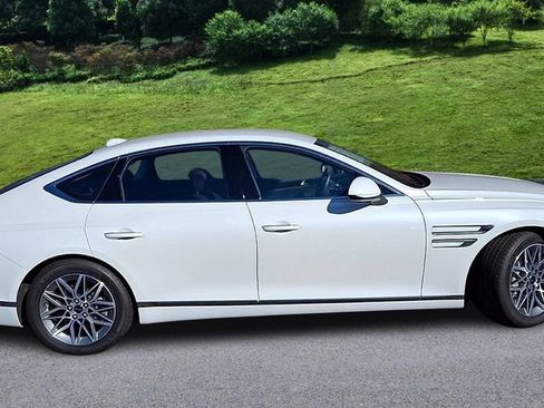 Used 2025 Genesis G80 2.5T image 9
