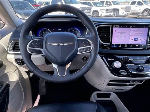 Used 2022 Chrysler Pacifica Touring-L image 8