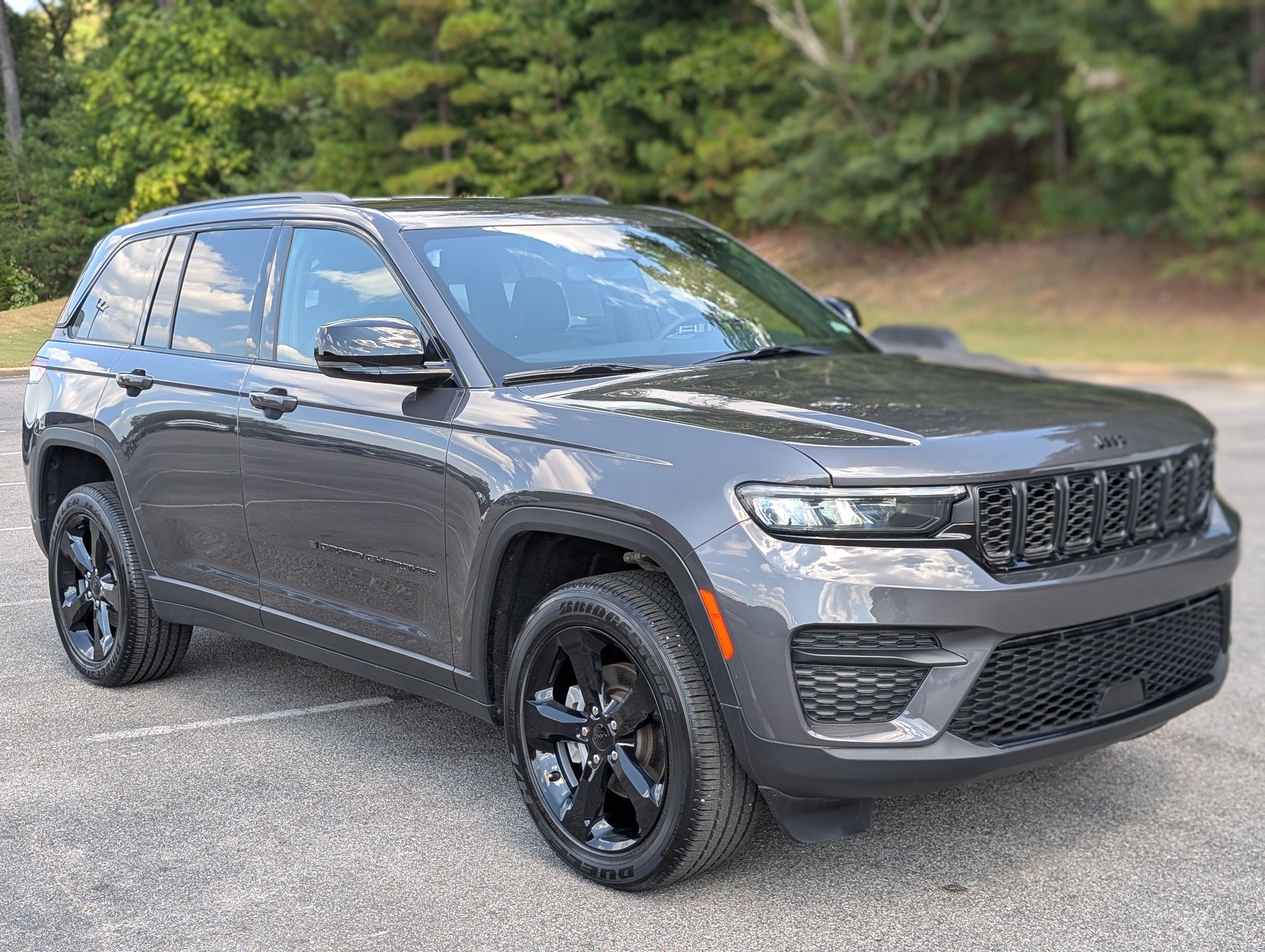 Used 2024 Jeep Grand Cherokee Altitude RWD image 11