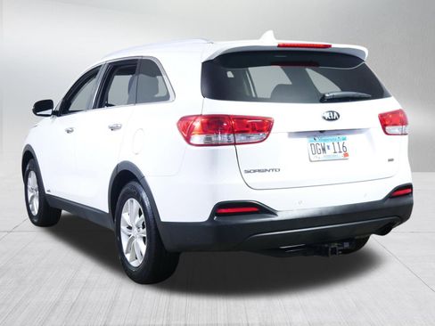 Used 2017 Kia Sorento LX w/ LX Convenience Package image 5
