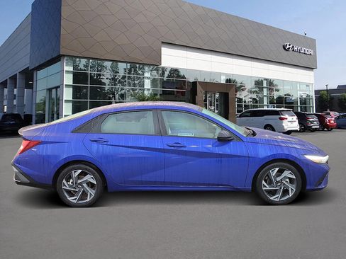 Certified 2025 Hyundai Elantra Sport w/ Cargo Package image 4