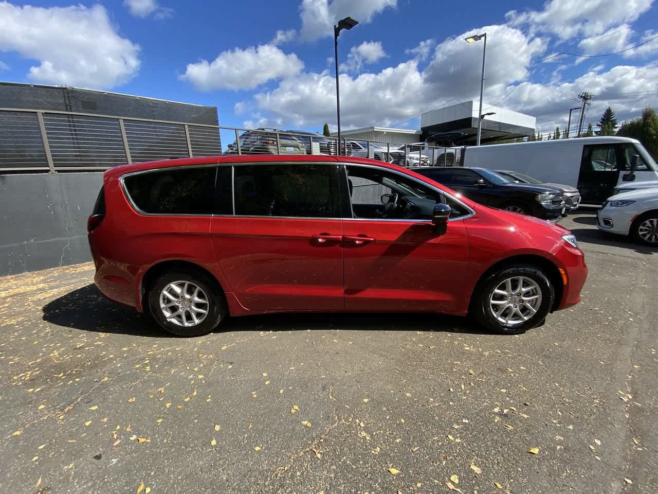 Used 2025 Chrysler Pacifica Select FWD image 7