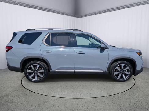 Certified 2025 Honda Pilot Touring image 2