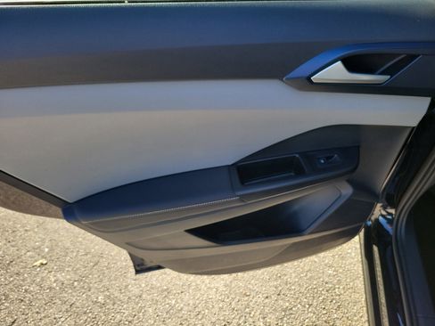 Used 2024 Volkswagen Taos SE image 9