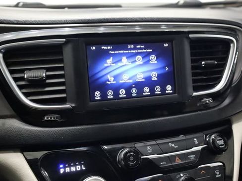 Used 2020 Chrysler Pacifica Touring-L image 21