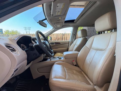 Used 2017 Nissan Pathfinder Platinum w/ Family Entertainment Package AWD/4WD image 2