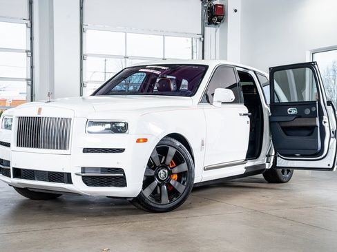 Used 2021 Rolls-Royce Cullinan image 2
