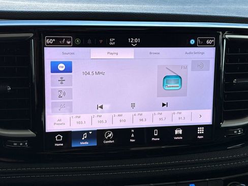 Used 2025 Chrysler Pacifica Limited image 28