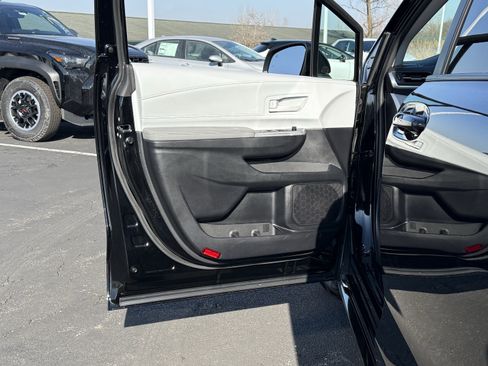 Used 2025 Toyota Sienna LE w/ LE Plus Package image 21