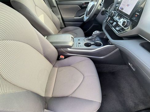 Used 2025 Toyota Highlander LE image 36