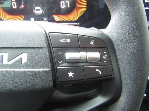 Used 2025 Kia K4 LXS image 32