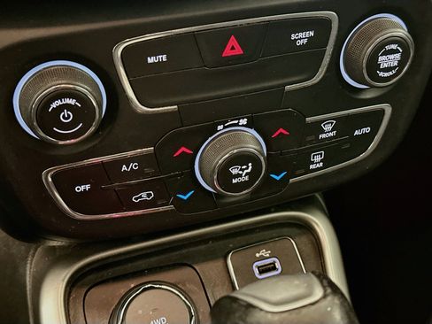 Used 2018 Jeep Compass Latitude w/ Popular Equipment Group AWD/4WD image 23