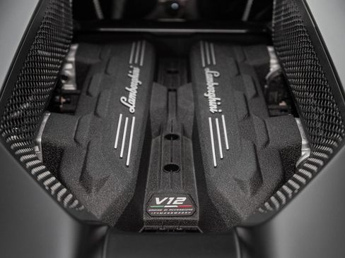 Used 2024 Lamborghini Revuelto image 16