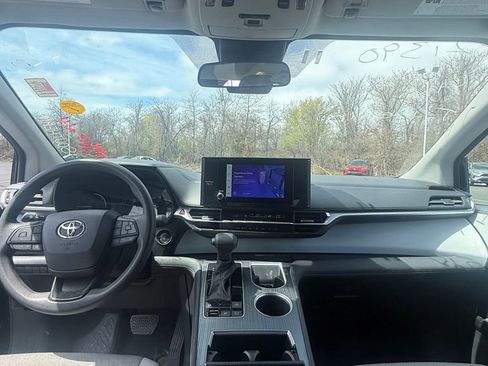 Used 2025 Toyota Sienna LE FWD image 21