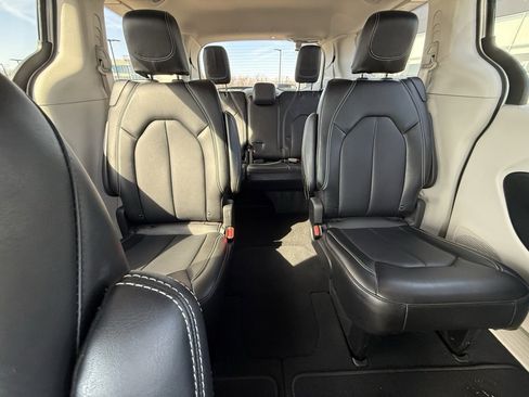 Used 2024 Chrysler Pacifica Touring-L image 31