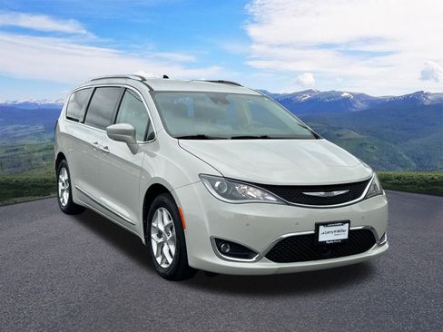 Used 2020 Chrysler Pacifica Touring-L Plus w/ Tire & Wheel Group image 8