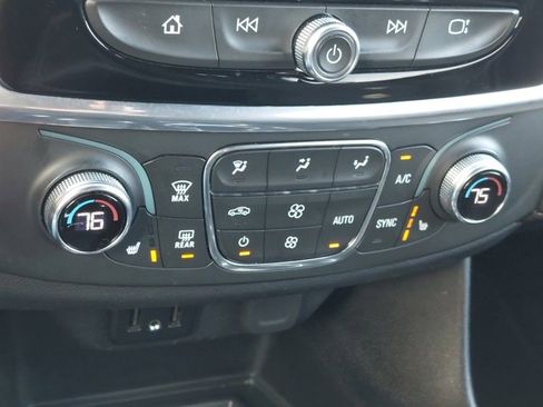 Used 2022 Chevrolet Traverse LT image 38