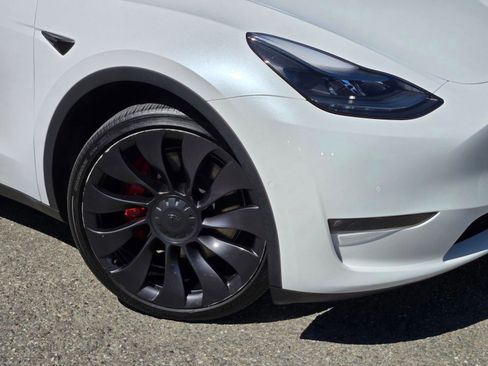 Used 2022 Tesla Model Y Performance image 9