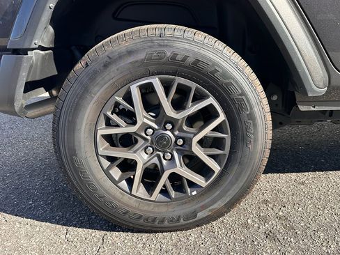 Used 2025 Jeep Wrangler Sahara image 33