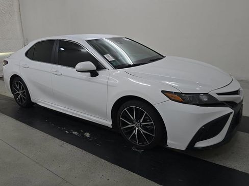 Used 2021 Toyota Camry SE image 4