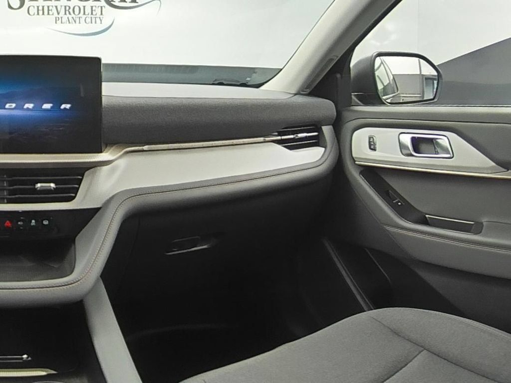 Used 2025 Ford Explorer Active RWD image 15