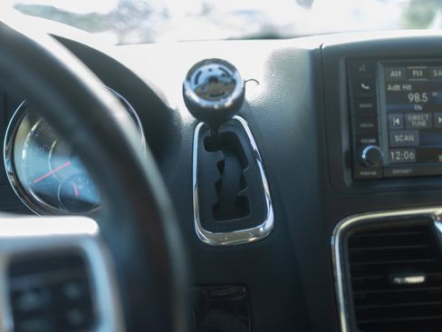 Used 2015 Chrysler Town & Country Touring w/ Driver Convenience Group image 31