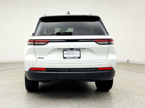 Used 2023 Jeep Grand Cherokee Altitude AWD/4WD image 6