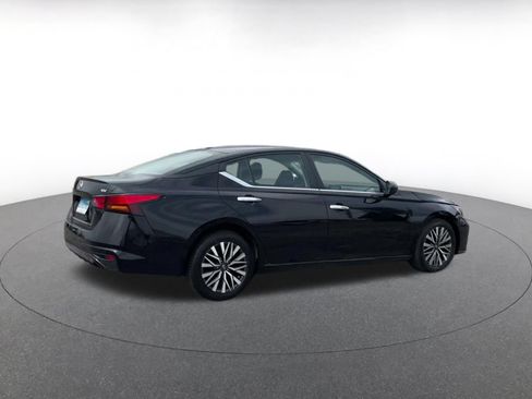 Used 2025 Nissan Altima 2.5 SV FWD image 14