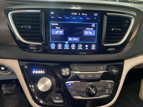 Used 2017 Chrysler Pacifica Touring-L w/ Tire & Wheel Group FWD image 13